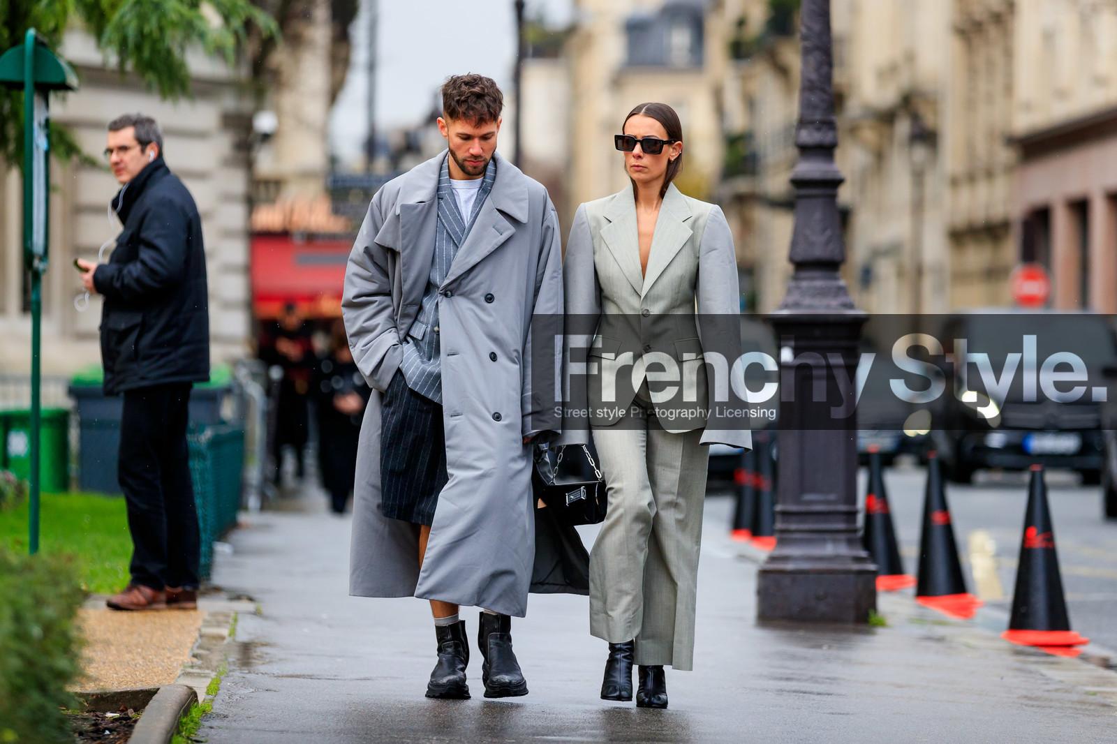 alice & j.s, alice barbier, JS roques, light grey jacket, light grey pants, light grey suits, balloon sleeves, oversize sleeves, low necked jacket, black sunglasses, black polish bag, silvered chain strap bag, margiela bag, margiela look, margiela jacket, margiela pants, margiela boots, high heels boots, black leather boots, camel toe margiela boots, square shape glasses, grey trench coat, grey jacket, grey bermuda shorts, striped jacket, striped bermuda short, margiela trenchcoat, fashion week, frenchystyle, FW, jonathan paciullo, street style, PFW, PARIS, AUTUMN WINTER 2020-2021, FALL WINTER 2020-2021, FW 20-21, horizontal, full length, atmosphere details