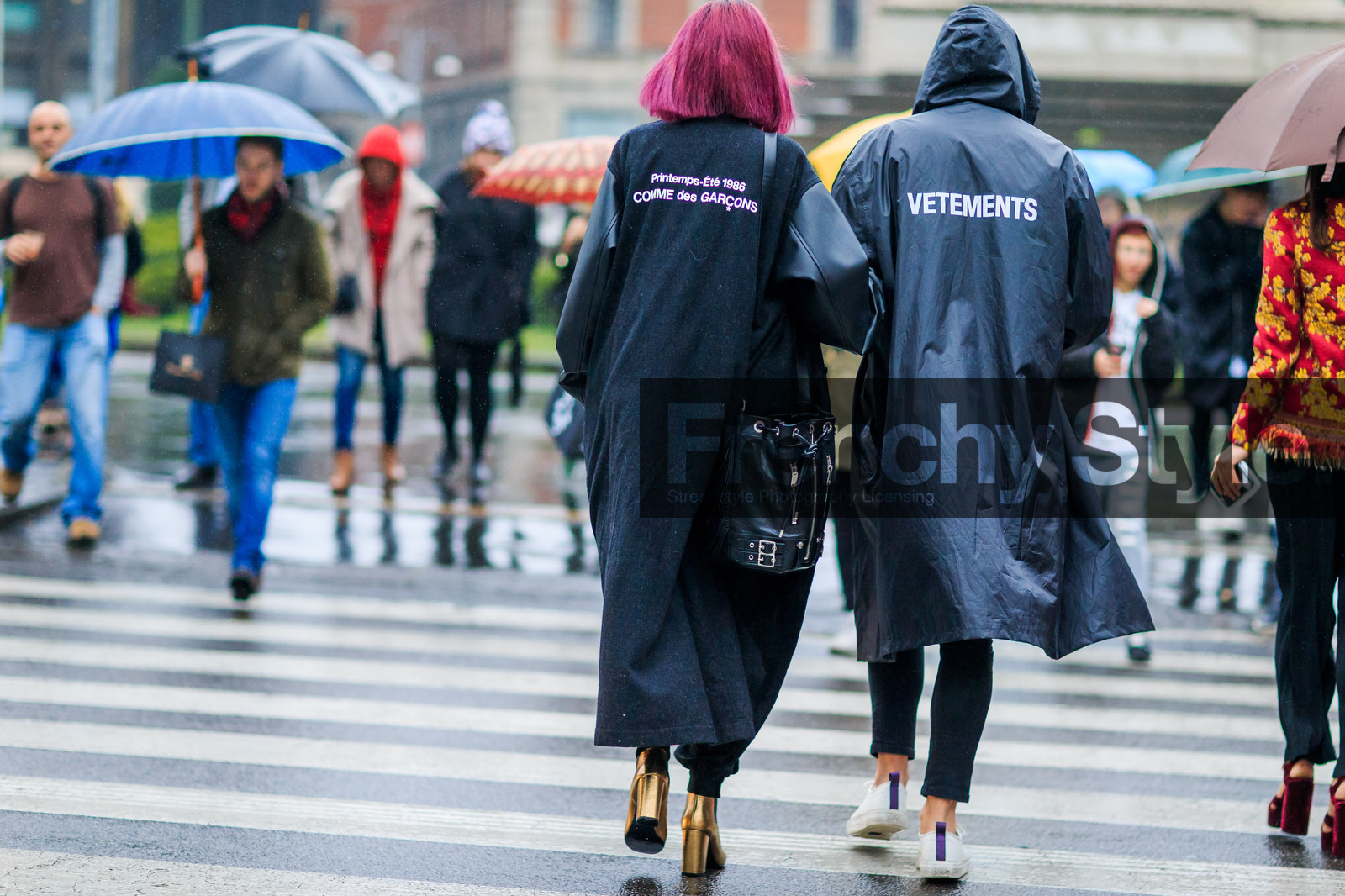 atmosphere details, AUTUMN WINTER 2016-2017, AW 16-17, black bag, black coat, comme des garçons, detail, dyed hair, FALL WINTER 2016-2017, fashion week, frenchystyle, FW, FW 16-17, golden heel, hood, horizontal, jonathan paciullo, leather bag, LFW, LONDON, MENSWEAR, pink hair, raincoat, street style, vêtements