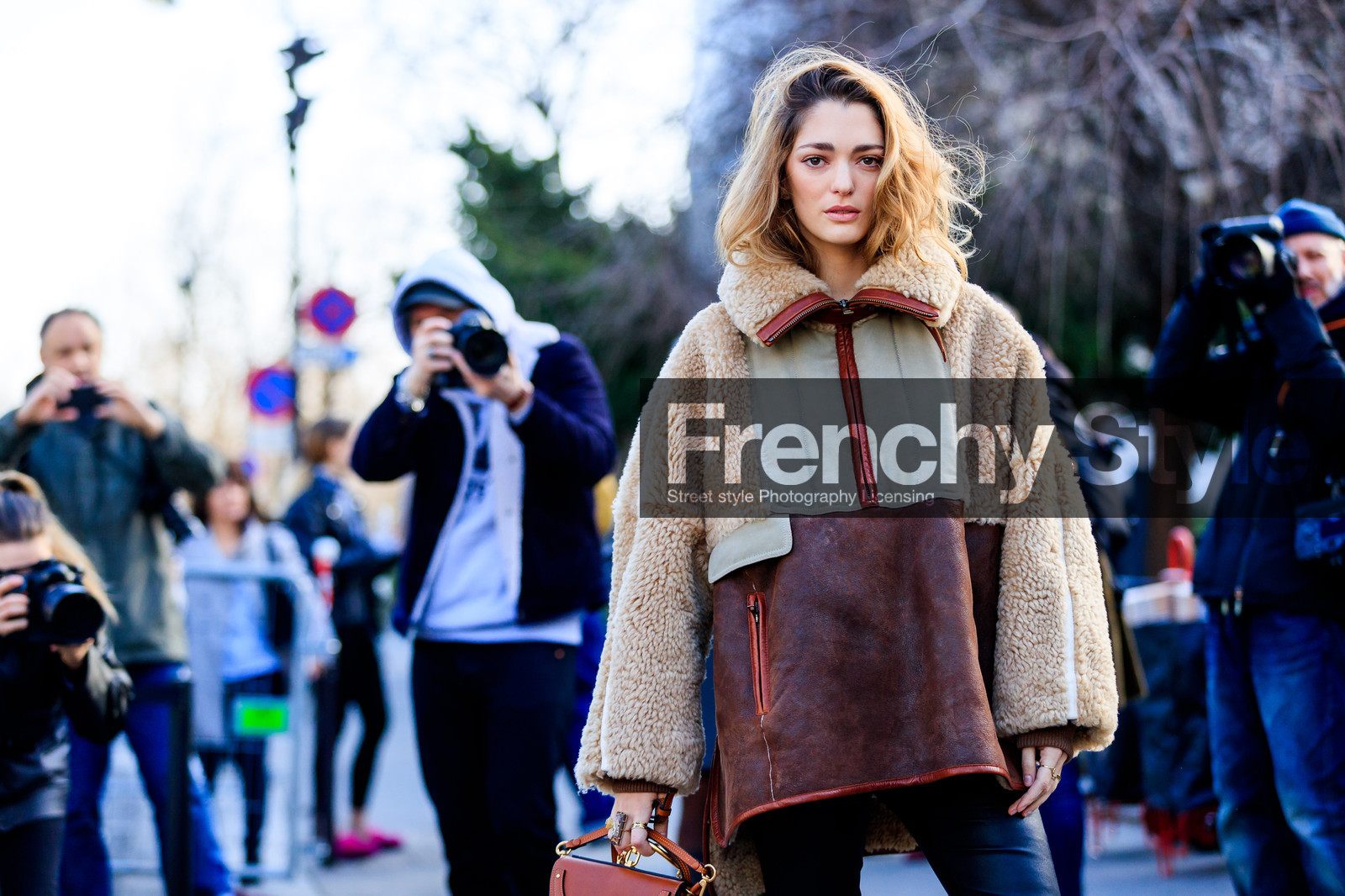 atmosphere details, AUTUMN WINTER 2017-2018, AW 17-18, beige fur, black pants, brown bag, brown jacket, chloe, detail, FALL WINTER 2017-2018, fashion week, frenchystyle, FW, FW 17-18, horizontal, jonathan paciullo, leather bag, leather jacket, leather pants, PARIS, PFW, shearling, sofia sanchez de betak, street style, trousers