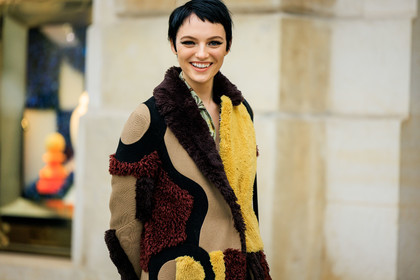 furry coat, leather coat, cat eye, short hair, multicolor coat, patched coat, assymetric coat, teddy keychain, black handbag, fashion week, frenchystyle, FW, jonathan paciullo, street style, PARIS, PFW, SPRING SUMMER 2022, SS 22, atmosphere details, detail, horizontal, model