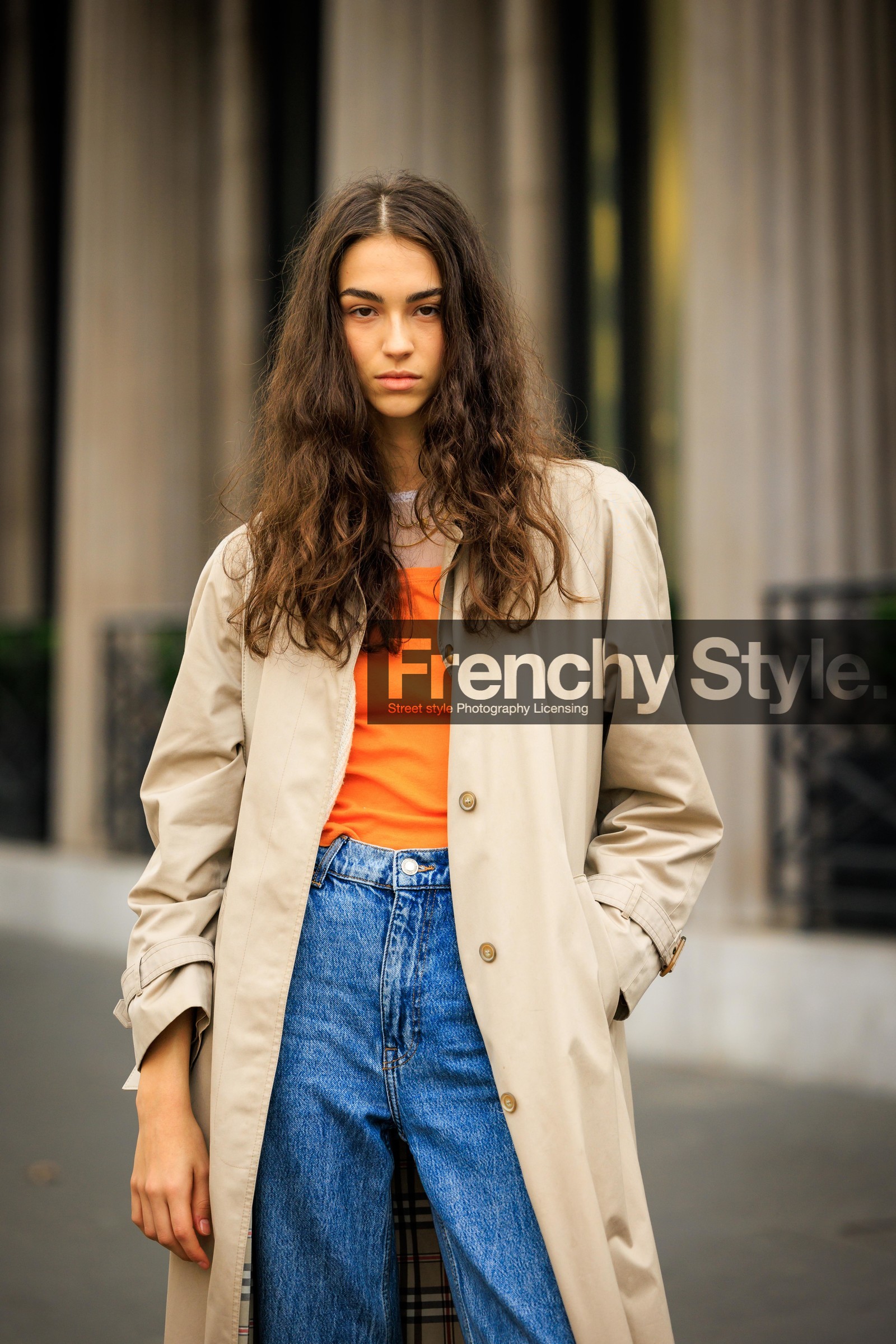 beige trench, classic trench, curl hair, classic jeans, light denim, orange top, model, fashion week, frenchystyle, FW, jonathan paciullo, street style, AUTUMN WINTER 2022-2023, FALL WINTER 2022_2023, FW 22-23, PFW, PARIS, vertical, detail