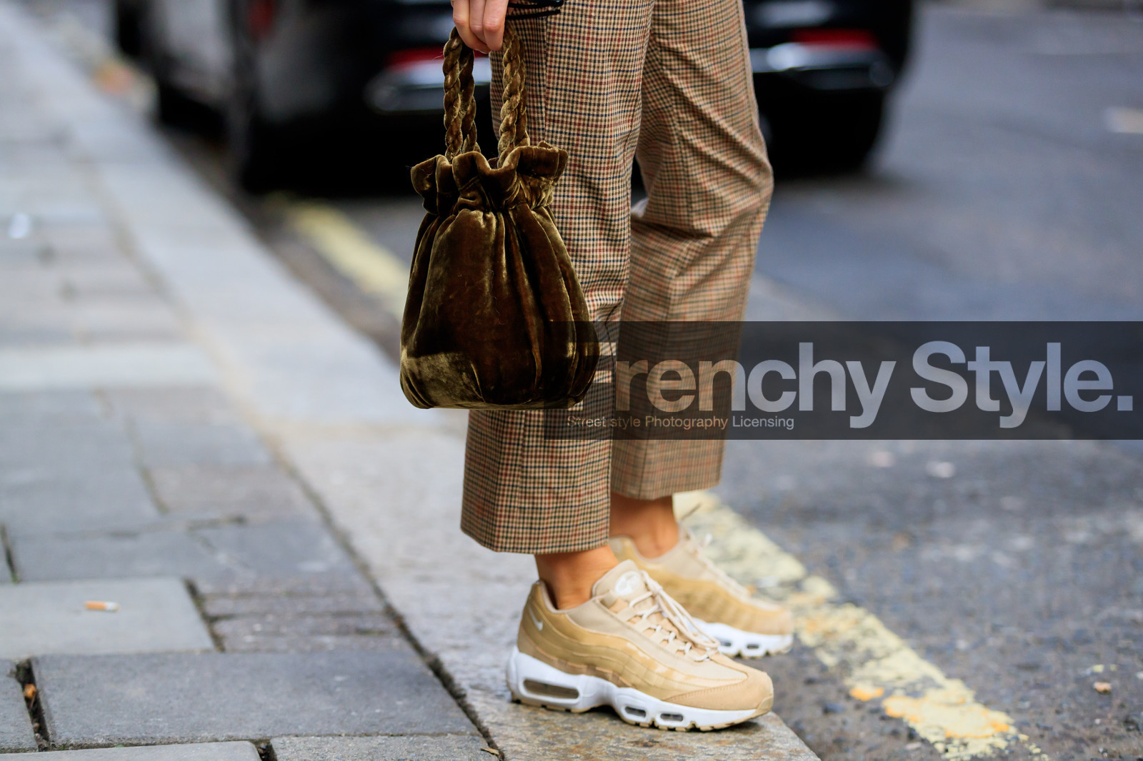 beige pants, beige sneakers, checked, fur bag, green bag, leather shoes, nike, plaid, printed pants, trousers, street style, jonathan paciullo, FW, frenchystyle, fashion week, LFW, LONDON, AUTUMN WINTER 2018-2019, AW 18-19, FALL WINTER 2018-2019, FW 18-19, horizontal, atmosphere details, detail