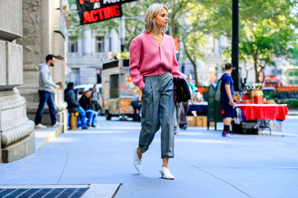 atmosphere details, black bag, caro daur, earrings, fashion week, frenchystyle, full length, FW, grey pants, high heels, horizontal, jonathan paciullo, leather bag, leather shoes, NEW YORK, NYFW, pink sweater, SPRING SUMMER 2018, SS 18, street style, trousers, white shoes