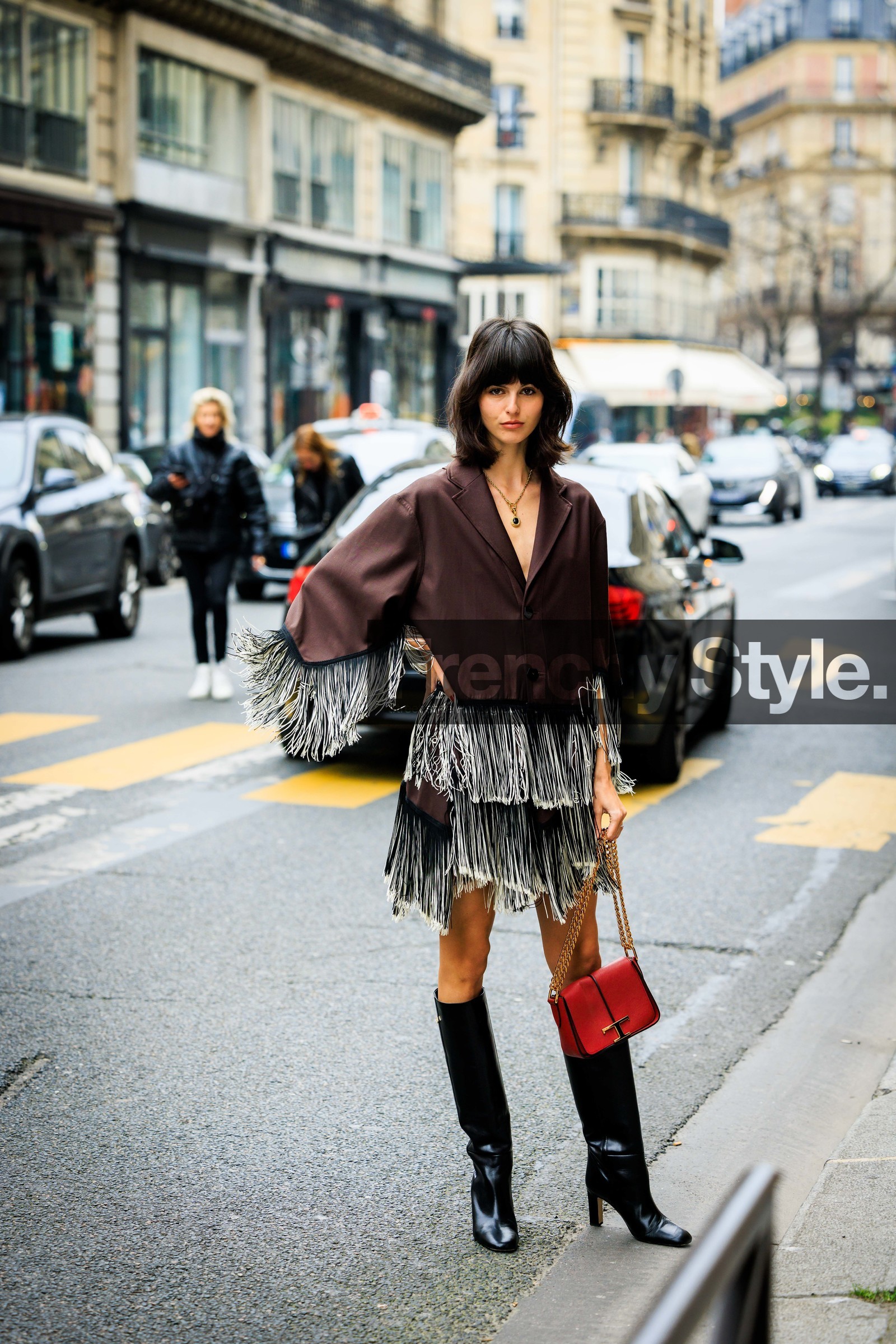 brown dress, ruffle dress, black boots, high boots, leather boots, red handbag, chained handbag, fashion week, frenchystyle, FW, jonathan paciullo, street style, AUTUMN WINTER 2022-2023, FALL WINTER 2022_2023, FW 22-23, PFW, PARIS, vertical, full length