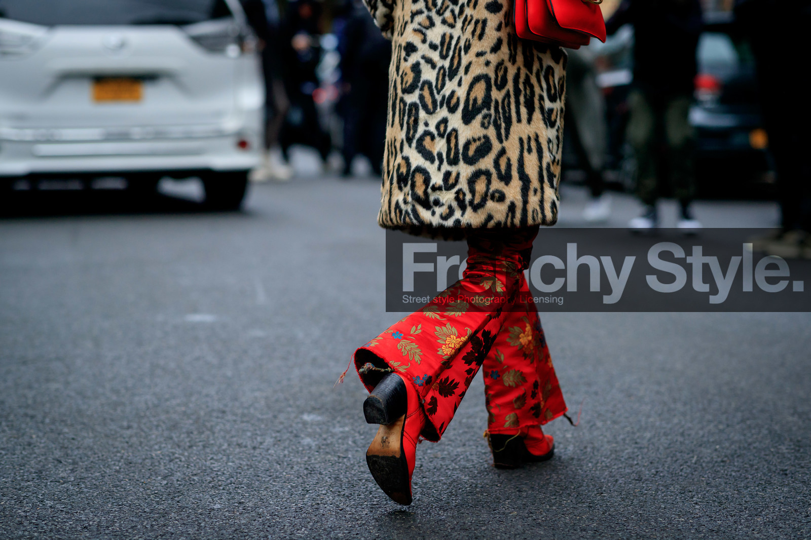 animal print, fur jacket, graphic jacket, graphic pants, high heels, jw anderson, leather bag, leather shoes, leopard, printed jacket, printed pants, red bag, red boots, red pants, sarah brody, trousers, frenchystyle, jonathan paciullo, street style, NYFW, NEW YORK, AUTUMN WINTER 2019-2020, AW 19-20, FALL WINTER 2019-2020, FW 19-20, fashion week, FW, atmosphere details, horizontal, detail