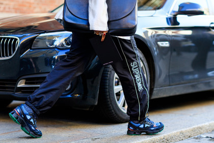 atmosphere details, AUTUMN WINTER 2017-2018, AW 17-18, black bag, black pants, black shoes, black sneakers, detail, FALL WINTER 2017-2018, fashion week, frenchystyle, FW, FW 17-18, horizontal, jonathan paciullo, leather bag, leather shoes, MFW, MILAN, street style, sunglasses, supreme, sweatpants, trousers, white shirt