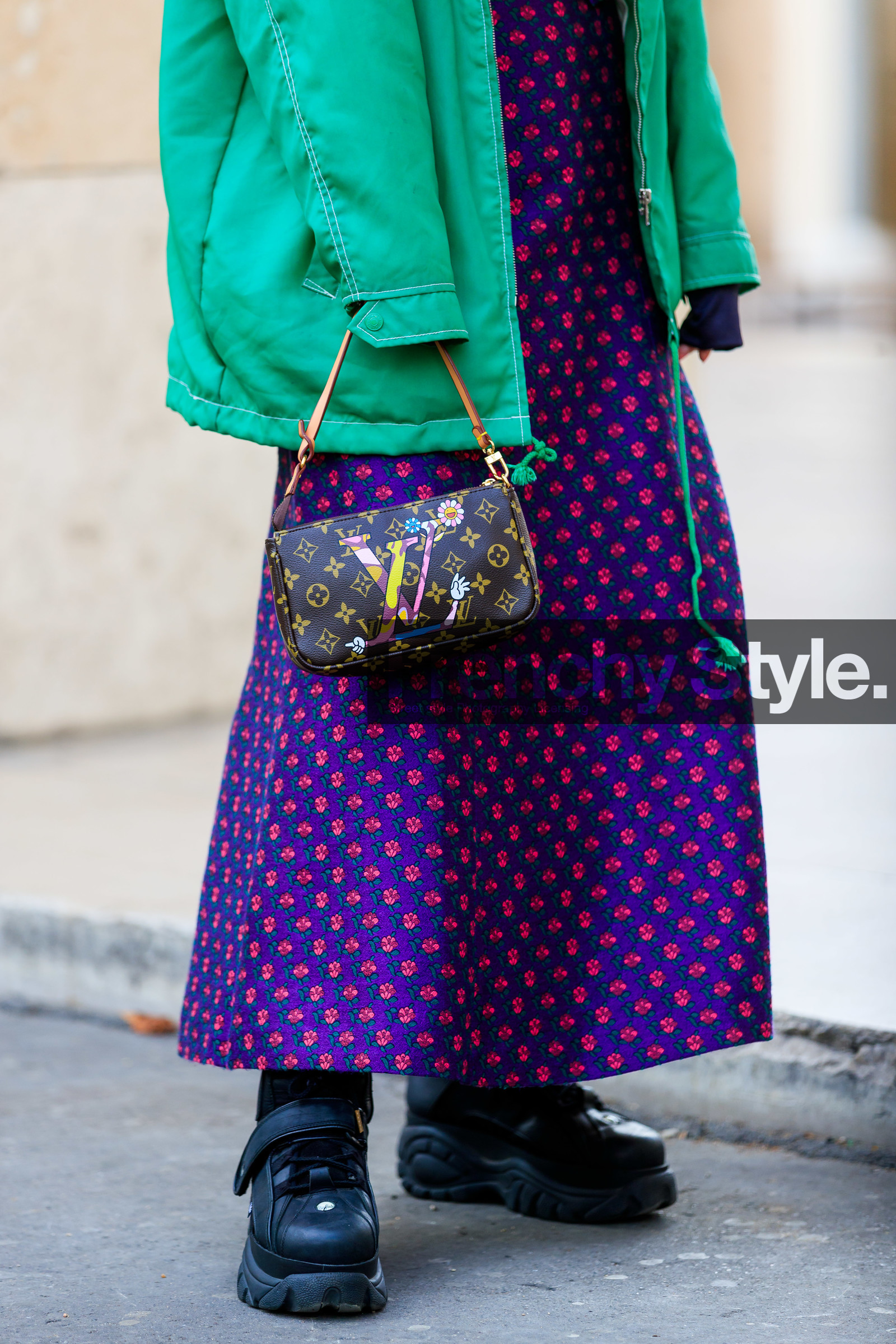 black sneackers, big sole sneakers, buffalo shoes, long skirt, navy blue skirt, pink skirt, floral printed skirt, louis vuitton bag, monogrammed bag, brown leather bag, hand bag, printed bag, green coat, fashion week, frenchystyle, FW, jonathan paciullo, street style, SPRING SUMMER 2020, SS 20, PFW, PARIS, vertical, atmosphere details, detail
