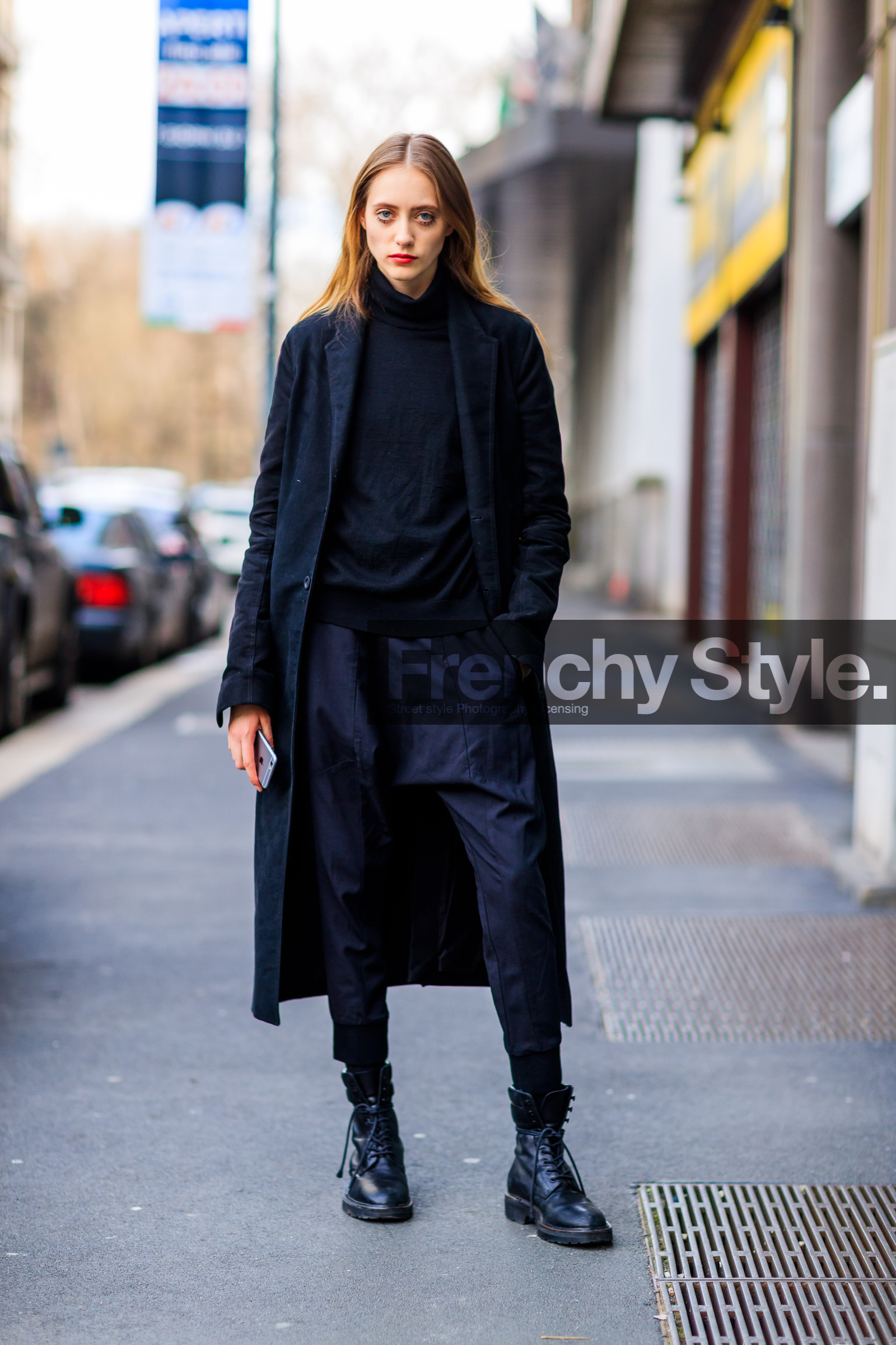 AUTUMN WINTER 2017-2018, AW 17-18, black coat, black jacket, black pants, black shoes, black sweater, FALL WINTER 2017-2018, fashion week, frenchystyle, full length, FW, FW 17-18, jonathan paciullo, leather shoes, lia pavlova, long hair, MFW, MILAN, model, red lips, street style, tone on tone, total look black, trousers, turtleneck sweater, vertical