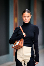 sophia roe, jodhpur pantalon, black pants, black pullover, turtleneck pullover, beige pants, bicolor pants, camel leather bag, white leather bag, black leather bag, shoulder bag, PARIS, PFW, fashion week, frenchystyle, FW, jonathan paciullo, street style, SPRING SUMMER 2021, SS 21, vertical, atmosphere details, detail