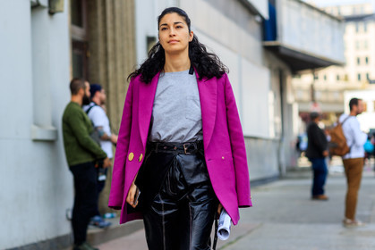 atmosphere details, black pants, blazer, caroline issa, detail, fashion week, frenchystyle, FW, grey t shirt, horizontal, jonathan paciullo, leather pants, NEW YORK, NYFW, over the shoulder, purple jacket, SPRING SUMMER 2018, SS 18, street style, trousers