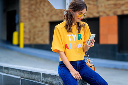 atmosphere details, black boots, blue denim, camel bag, denim pants, detail, fashion week, frenchystyle, FW, high heels, horizontal, jeans, jonathan paciullo, leather bag, leather shoes, NEW YORK, NYFW, SPRING SUMMER 2018, SS 18, street style, trousers, yellow sweater