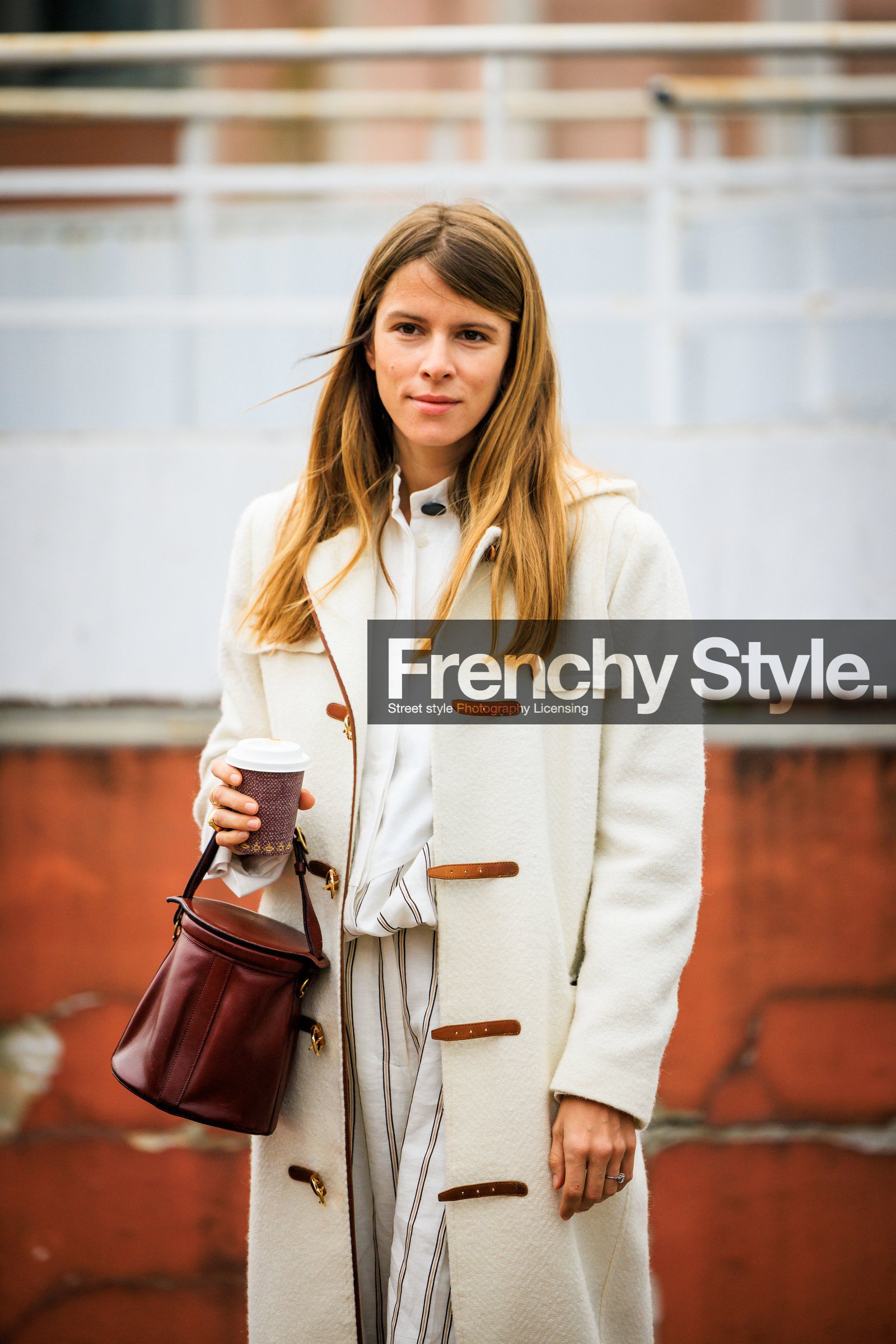 white trench, buttoned trench, bucket brown bag, striped pants, baggy trousers, black shoes, white shirt, coperni, monica ainley, street style, jonathan paciullo, FW, frenchystyle, fashion week, AUTUMN WINTER 2022-2023, FALL WINTER 2022_2023, FW 22-23, PFW, PARIS, vertical, detail