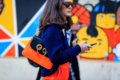 atmosphere details, AUTUMN WINTER 2017-2018, AW 17-18, detail, diletta bonaiuti, FALL WINTER 2017-2018, fashion week, frenchystyle, FW, FW 17-18, graphic bag, horizontal, jonathan paciullo, jw anderson, leather bag, MFW, MILAN, navy sweater, orange bag, printed bag, street style, sunglasses