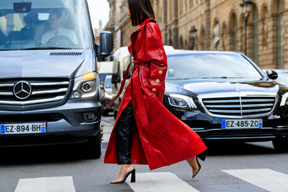 alexandra guerain, red coat, red trench coat, vinyl coat, vinyl pants, vinyl jacket, belted coat, belted jacket, belted trench coat, sheer shoes, prada bag, hand bag, black bag, high heels shoes, plastic shoes, PARIS, PFW, SPRING SUMMER 2020, SS 20, fashion week, frenchystyle, FW, jonathan paciullo, street style, horizontal, atmosphere details, detail
