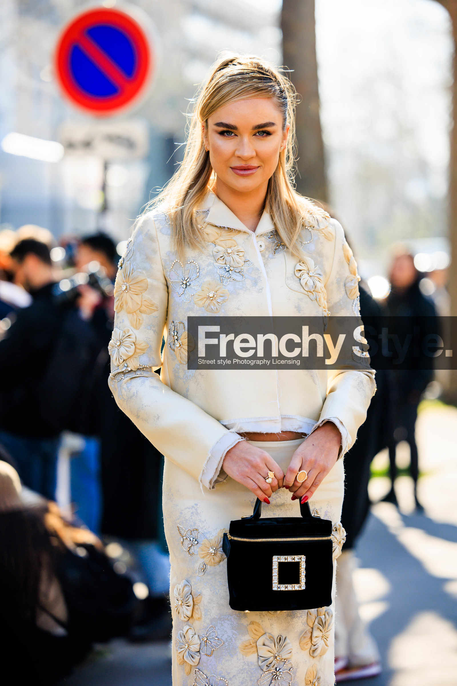 blonde, cat eye, make up, embroidered jacket, embroidered skirt, midi skirt, cream jacket, cream skirt, black bag, studded bag, nina suess, FW 22-23, FALL WINTER 2022_2023, AUTUMN WINTER 2022-2023, fashion week, frenchystyle, FW, jonathan paciullo, street style, PFW, PARIS, vertical, detail