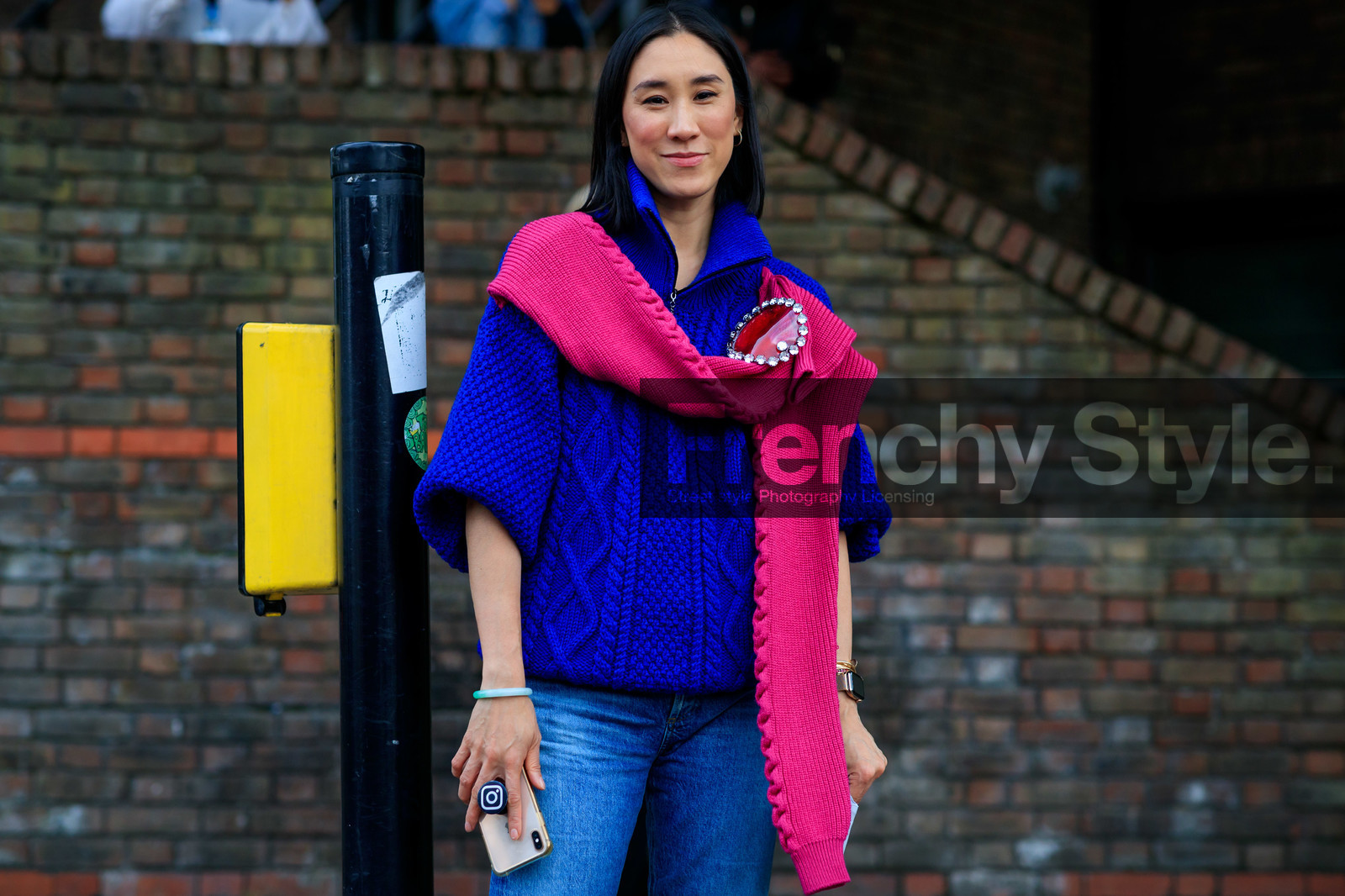 eva chen, blue pullover, pink pullover, zipped pullover, blue jeans, denim, strassed pin, fashion week, frenchystyle, FW, jonathan paciullo, street style, atmosphere details, horizontal, detail