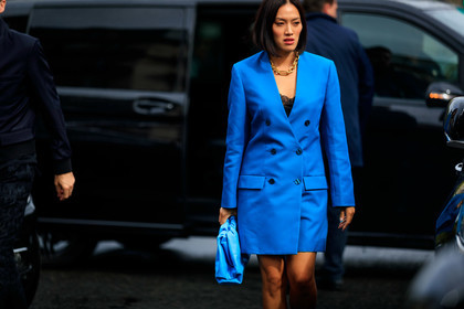 Tiffany Hsu, blue jacket, blue leather bag, blue total look, jacket dress, golden necklace, big chain necklace, mini dress, long sleeves dress, bottega veneta bag, PARIS, PFW, SPRING SUMMER 2020, SS 20, fashion week, frenchystyle, FW, jonathan paciullo, street style, horizontal, atmosphere details, detail