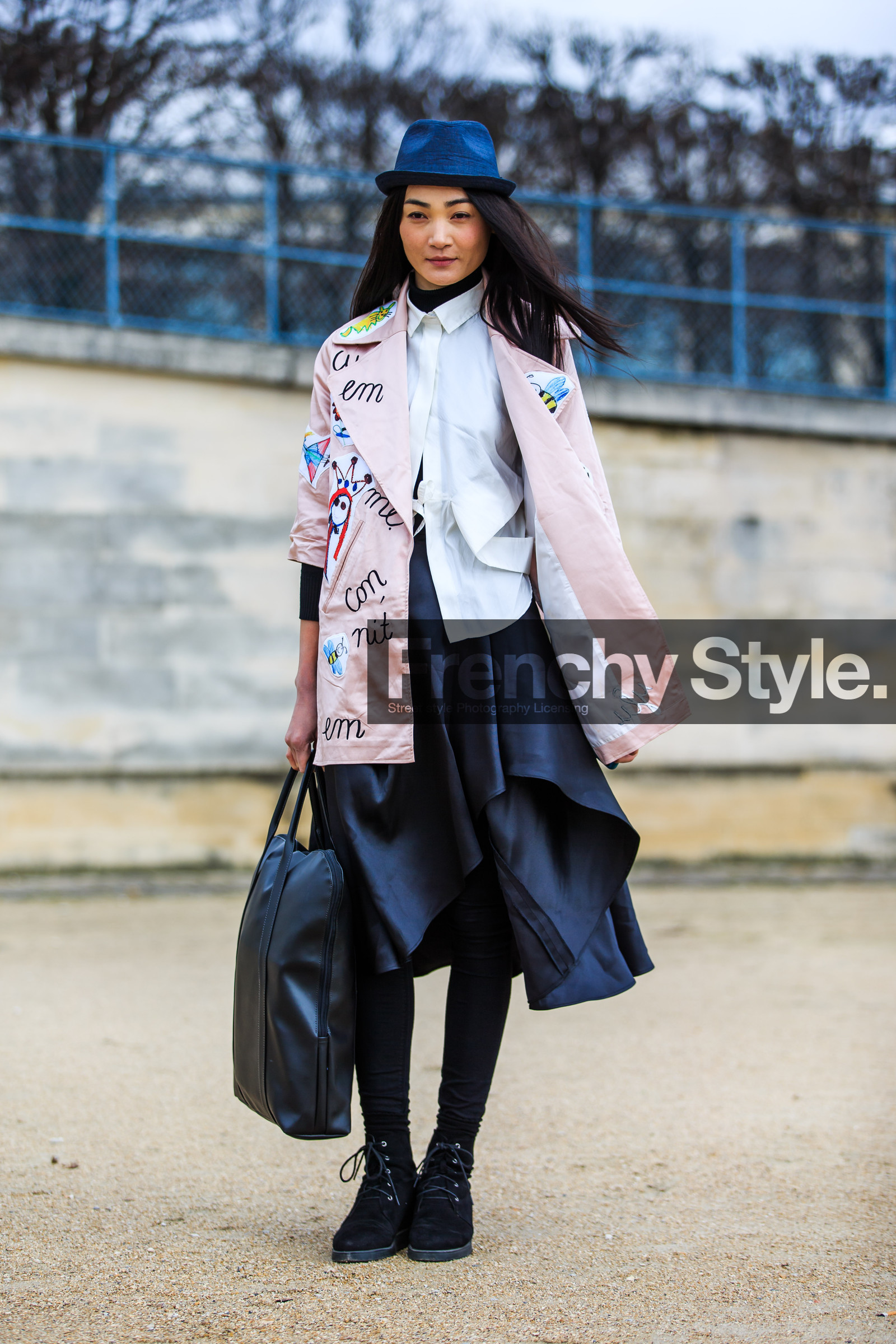AUTUMN WINTER 2016-2017, AW 16-17, black bag, black boots, black hat, black leggings, black skirt, cartoon, drawings, FALL WINTER 2016-2017, fashion week, fedora, frenchystyle, full length, FW, FW 16-17, jonathan paciullo, leather bag, leather skirt, message, PARIS, PFW, pink coat, pink jacket, printed coat, printed jacket, street style, suede shoes, tote bag, vertical, white shirt