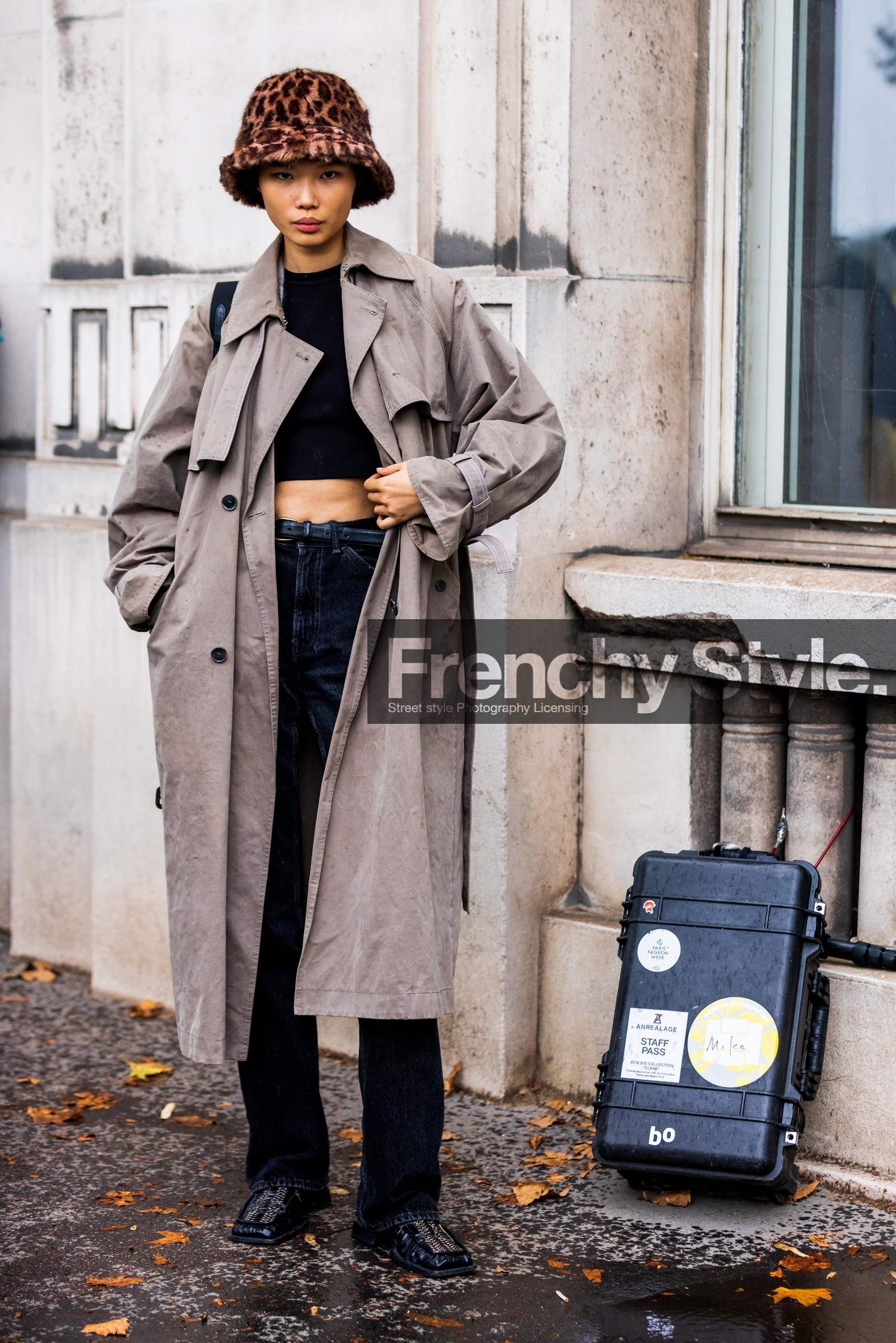 animal print, black crop top, black denim, black jean, black loafers, bob, brown bob, crop top, denim, grey trenchcoat, leopard bob, loafers, print, printed bob, trench, street style, jonathan paciullo, FW, frenchystyle, fashion week, PFW, PARIS, SPRING SUMMER 2022, SS 22, vertical, full length, model
