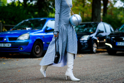 close up detail, technical fabric dress, light grey dress, sportswear dress, long sleeves dress, asymmetrical dress, pleated dress, monogrammed dress, white boots, high boots, kitten heels boots, round shape bag, crossbody bag, silvered bag, sharp end boots, fashion week, frenchystyle, FW, jonathan paciullo, street style, SPRING SUMMER 2020, SS 20, PFW, PARIS, horizontal, atmosphere details, detail