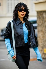 wet hair, curly hair, black sunglasses, short jacket, black jacket, leather jacket, blue top, knitted top, black trousers, blue cloud handbag, acne studios bag, street style, jonathan paciullo, FW, frenchystyle, fashion week, AUTUMN WINTER 2022-2023, FALL WINTER 2022_2023, FW 22-23, PFW, PARIS, vertical, detail