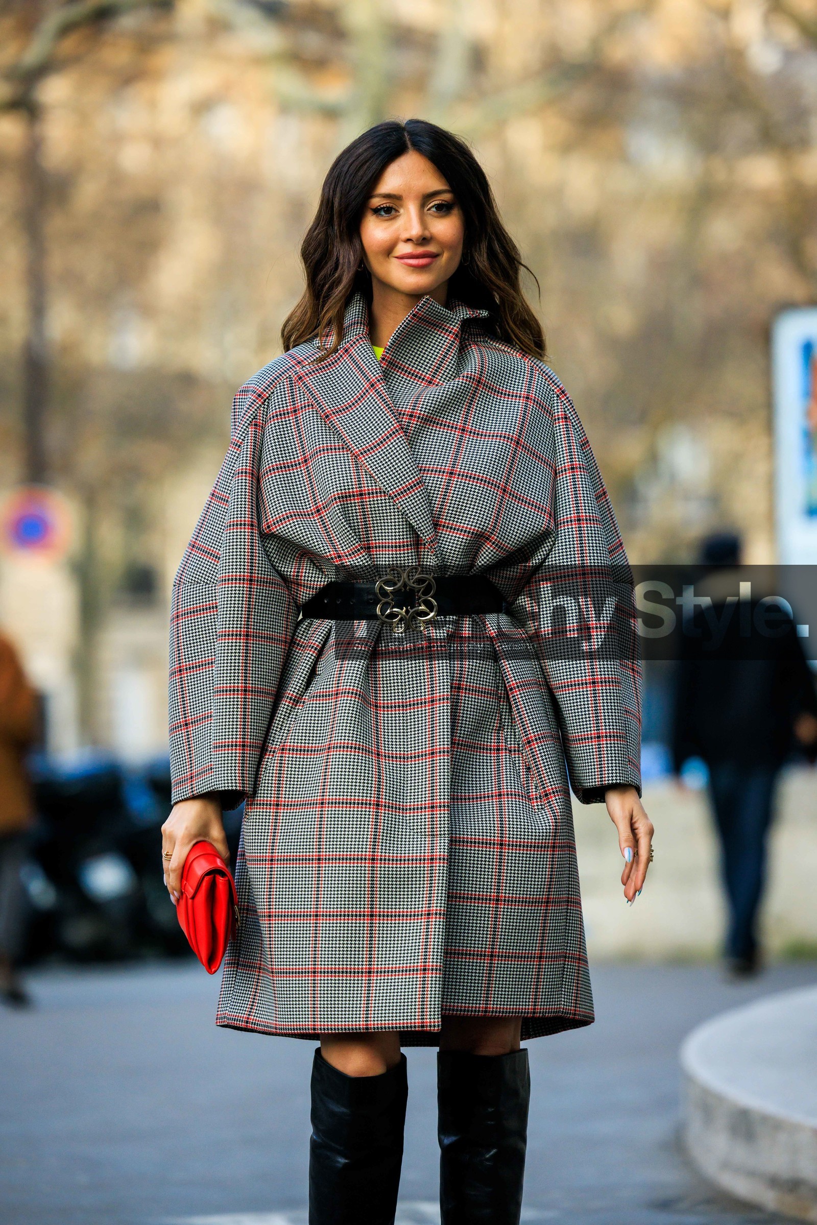 plaid coat, black red coat, black belt, bug buckle belt, black boots, highknee boots, red pouch, leather pouch, cat eye make up, street style, jonathan paciullo, FW, frenchystyle, fashion week, AUTUMN WINTER 2022-2023, FALL WINTER 2022_2023, FW 22-23, PARIS, PFW, vertical, detail