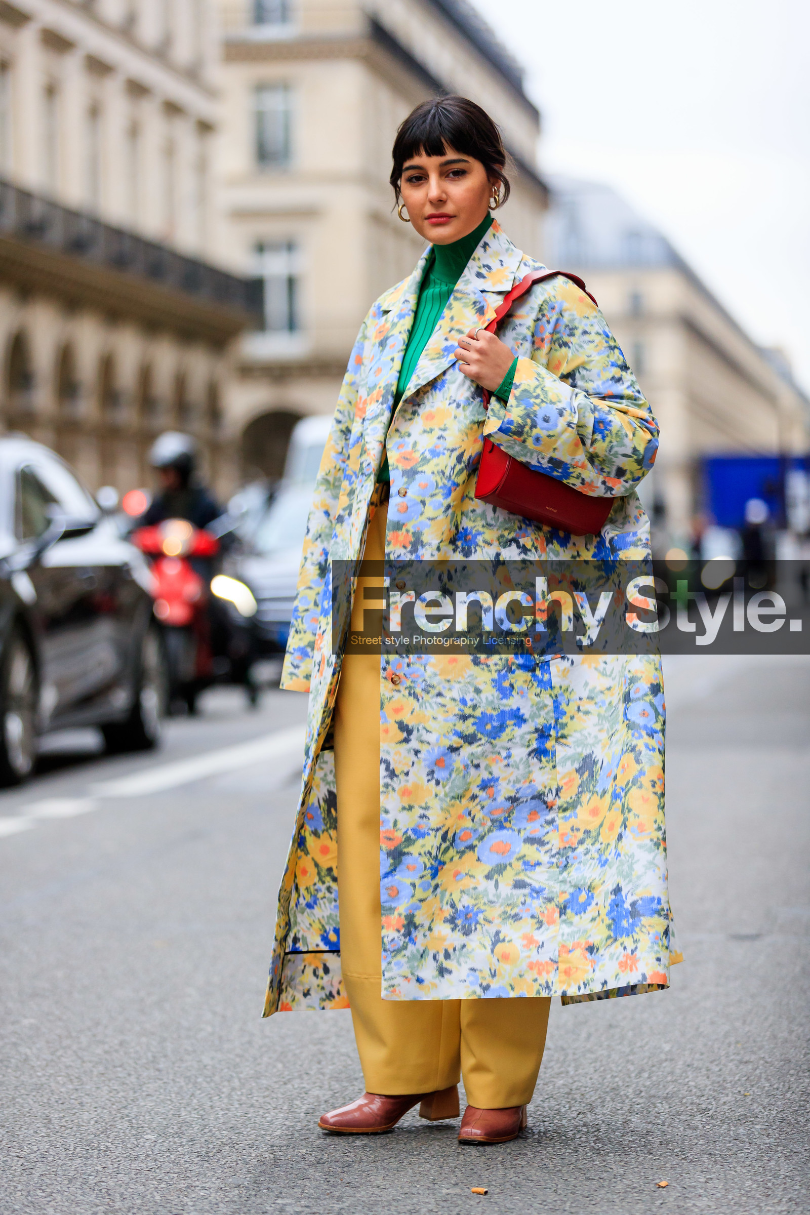 maria bernad, mutemuse bag, red leather bag, round shape bag, shoulder bag, floral printed jacket, floral printed trench coat, yellow pants, carrot pants, loose pants, camel leather boots, kitten heels boots, wooden heels shoes, yellow trench coat, light blue trench coat, blue trench coat, multicolor trench coat, green pullover, turtleneck pullover, hoop earrings, golden earrings, fashion week, frenchystyle, FW, jonathan paciullo, street style, PFW, PARIS, AUTUMN WINTER 2020-2021, FALL WINTER 2020-2021, FW 20-21, vertical, full length