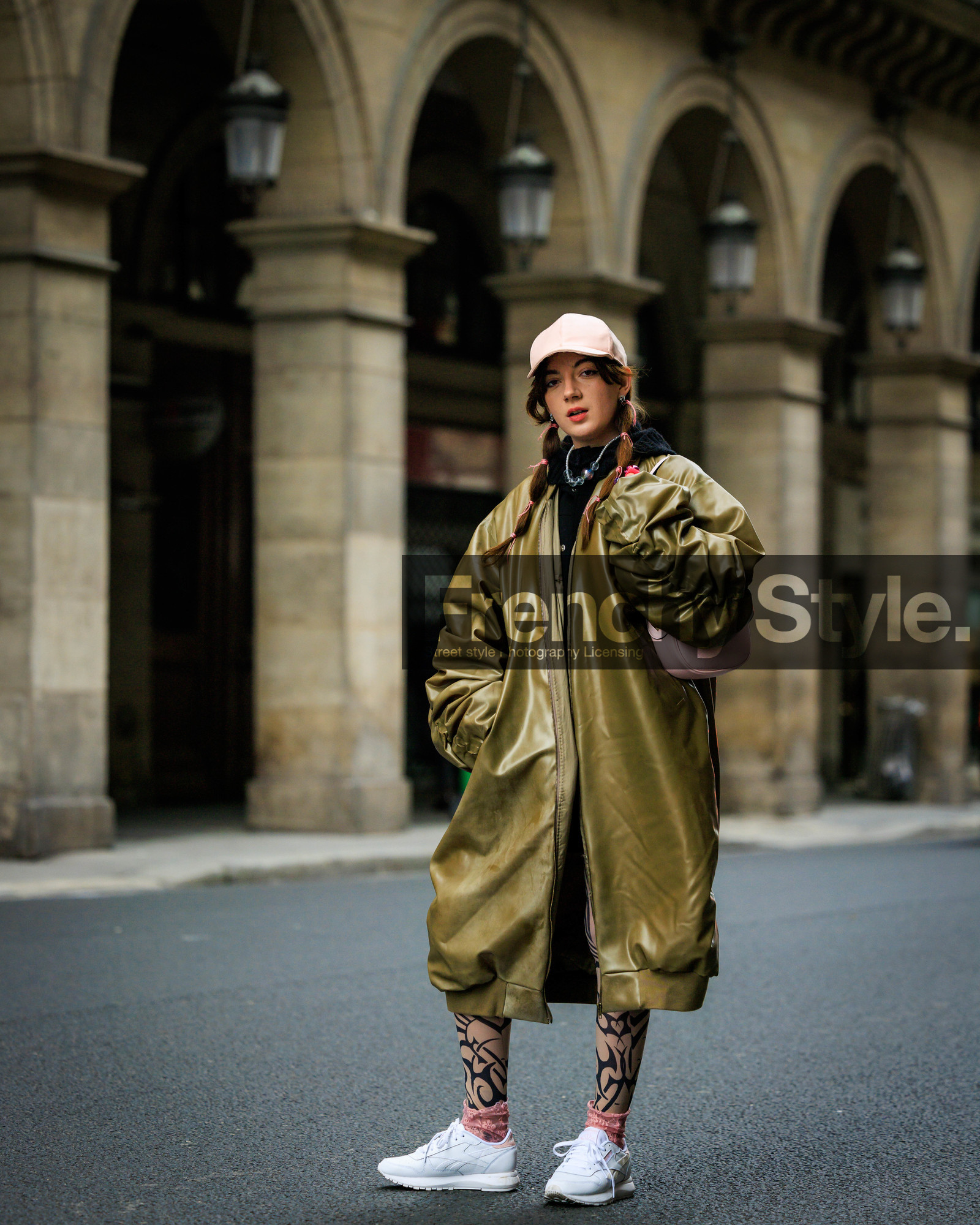 oversized jacket, green jacket, pattent jacket, pink cap, white sneakers, pink socks, black hoodie, oink handbag, necklaces, printed stockings, street style, jonathan paciullo, FW, frenchystyle, fashion week, AUTUMN WINTER 2022-2023, FALL WINTER 2022_2023, FW 22-23, PFW, PARIS, full length, vertical