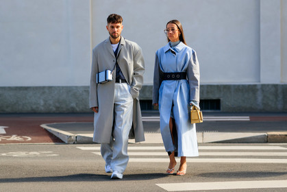alice & j.s, alice barbier, JS roques, box bag, silvered bag, crossbody bag, metalic bag, dior bag, light blue trench coat, light grey trench coat, yellow leather bag, boyy bag, hand bag, big buckle bag, aviator glasses, sheer glasses, big glasses, white leather sandals, kitten heels sandals, multi straps sandals, big belt, belted trench coat, light beige pants, light beige trench coat, fashion week, frenchystyle, FW, jonathan paciullo, street style, MFW, MILAN, AUTUMN WINTER 2020-2021, FALL WINTER 2020-2021, FW 20-21, horizontal, atmosphere details, full length