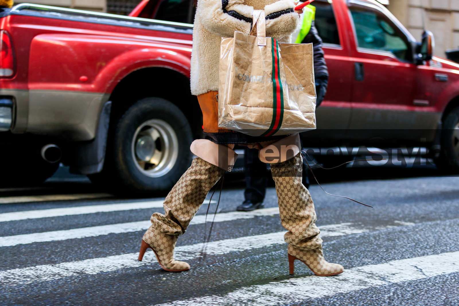 beige bag, beige boots, beige coat, comme des garçons, fur jacket, graphic bag, graphic shoes, gucci, high boots, high heels, leather bag, leather shoes, monogram, printed bag, printed shoes, shearling, tote bag, white jacket, street style, jonathan paciullo, frenchystyle, NYFW, NEW YORK, AUTUMN WINTER 2019-2020, AW 19-20, FALL WINTER 2019-2020, FW 19-20, FW, fashion week, atmosphere details, horizontal, detail