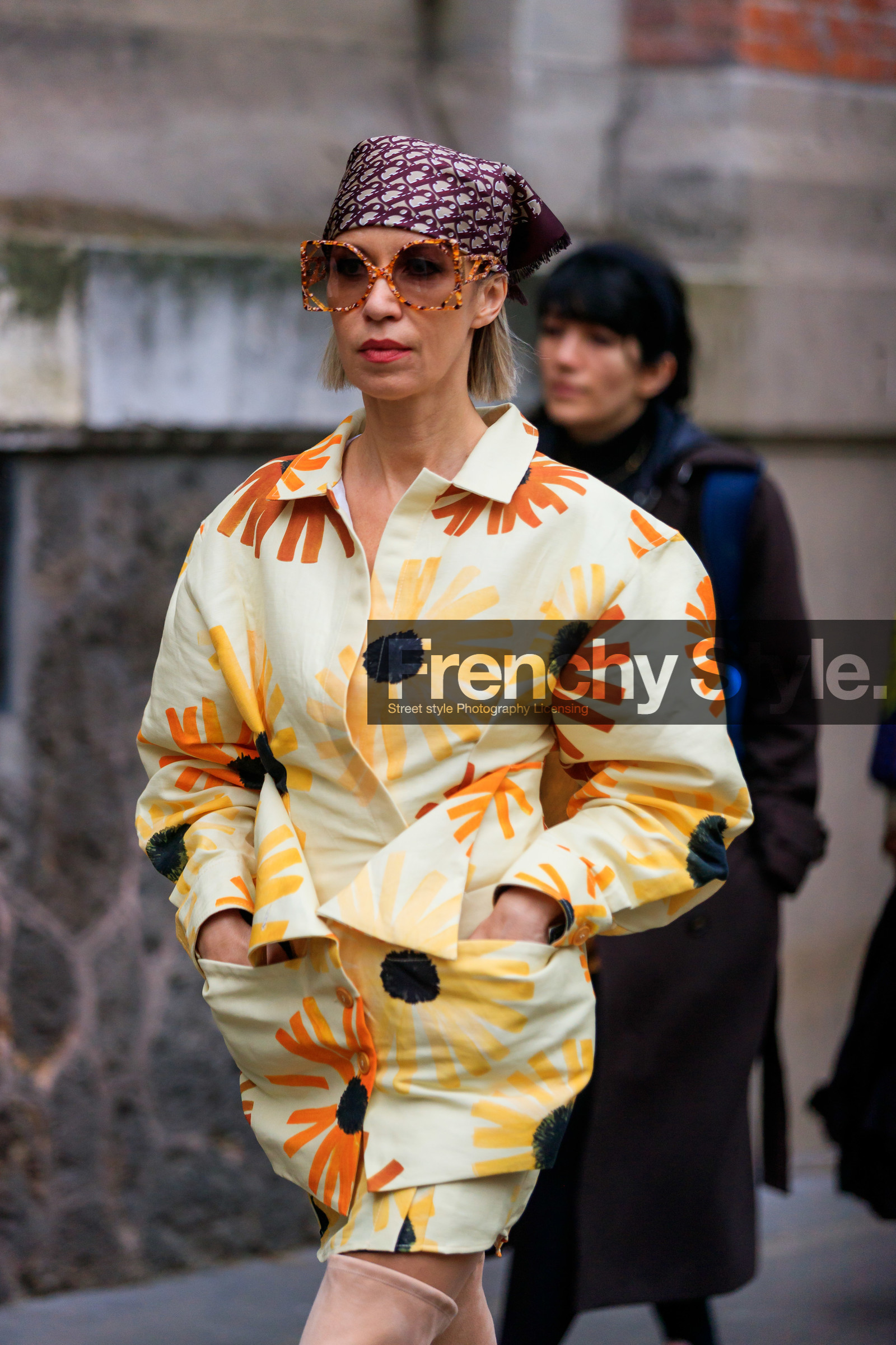monogrammed scarf, dior scarf, burgundy scarf, hair scarf, yellow jacket, yellow dress, floral printed dress, floral printed jacket, button dress, button jacket, long sleeves dress, mini dress, jacket dress, big sunglasses, square shape glasses, scale sunglasses, fashion week, frenchystyle, FW, jonathan paciullo, street style, PFW, PARIS, vertical, atmosphere details, detail