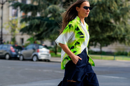 alice & j.s, alice barbier, neon yellow shirt, tie and dye shirt, prada shirt, short sleeves shirt, white shirt, armani sunglasses, futurist shape sunglasses, black skirt, openwork skirt, PARIS, PFW, SPRING SUMMER 2020, SS 20, fashion week, frenchystyle, FW, jonathan paciullo, street style, horizontal, atmosphere details, detail