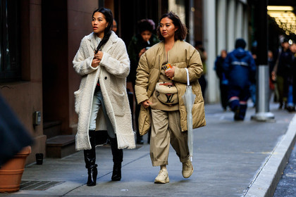 fur boots, white coat, white shirt, light blue jeans, fur bag, fur belt, beige bag, beige belt, monogrammed belt, louis vuitton bag, louis vuitton belt, belt bag, beige coat, down jacket, beige jacket, beige pants, gucci sneakers, white sneakers, loose pants, cropped pants, fashion week, frenchystyle, FW, jonathan paciullo, street style, AUTUMN WINTER 2020-2021, FALL WINTER 2020-2021, FW 20-21, horizontal, atmosphere details, full length, NYFW, NEW YORK