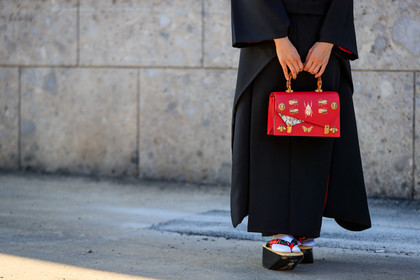 atmosphere details, black shoes, detail, fashion week, frenchystyle, FW, graphic bag, gucci, high heels, horizontal, jonathan paciullo, kimono, leather bag, leather shoes, MFW, MILAN, printed bag, red bag, SPRING SUMMER 2018, SS 18, street style, tabi shoes, white socks