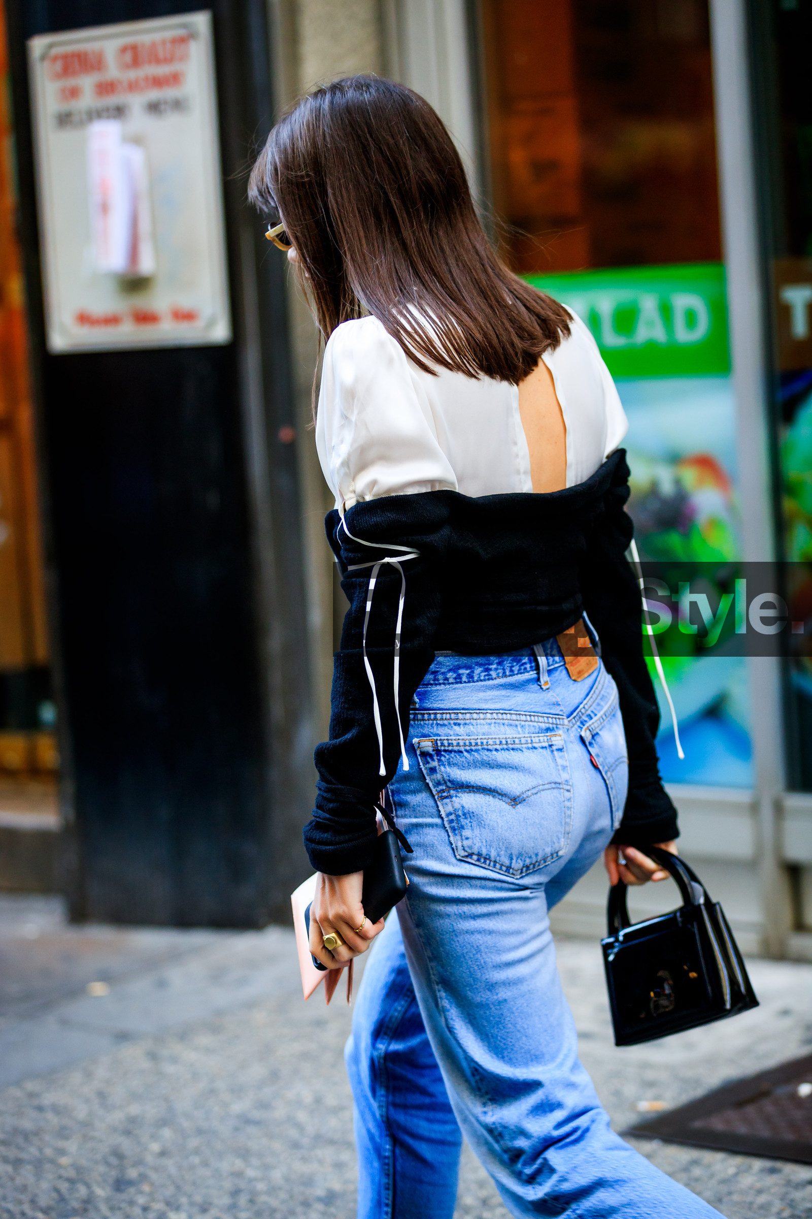atmosphere details, back detail, black bag, black knit, blue denim, denim pants, detail, fashion week, frenchystyle, FW, jeans, jonathan paciullo, leather bag, NEW YORK, NYFW, SPRING SUMMER 2018, SS 18, street style, trousers, vertical, white shirt