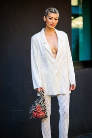 total white look, knitwear, knitted pants, knitted blazer, stripes bag, white and black bag, printed bag, transparent necklace, amalie gassmann, fashion week, frenchystyle, FW, jonathan paciullo, street style, vertical, atmosphere details, detail