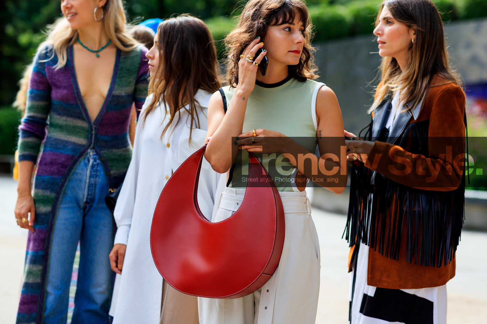 alyssa coscarelli, blue denim, brown jacket, cut outs, denim pants, fringes, green top, jeans, leather bag, red bag, rings, suede jacket, trousers, white pants, street style, jonathan paciullo, FW, frenchystyle, fashion week, NEW YORK, NYFW, SPRING SUMMER 2020, SS 20, horizontal, atmosphere details, detail