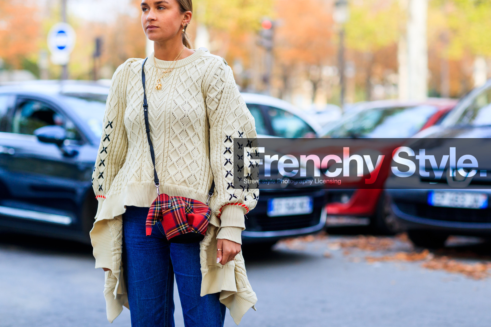 atmosphere details, blue denim, checked bag, denim pants, detail, fashion week, frenchystyle, FW, graphic bag, graphic sweater, horizontal, jeans, jonathan paciullo, leather bag, loewe, PARIS, PFW, printed bag, red bag, SPRING SUMMER 2018, SS 18, street style, tartan, trousers, white knit, nina suess