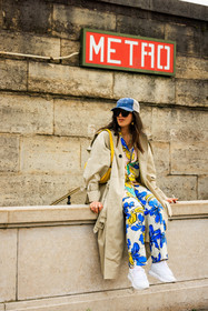 blue cap, black sunglasses, yellow bag, beige trench, classic trench, printed pants, printed shirt, tropical outfit, flower print, white sneakers, multicolor outfit, selma kaci sebbagh, fashion week, frenchystyle, FW, jonathan paciullo, street style, AUTUMN WINTER 2022-2023, FALL WINTER 2022_2023, FW 22-23, PFW, PARIS, vertical, full length