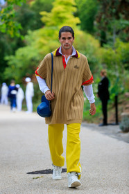 marc forne, beige pullover, long pullover, polo collar pullover, striped pullover, short sleeves pullover, yellow pants, jogging pants, blue leather bag, cap, cap, j w anderson bag, shoulder bag, white leather sneakers, nike shoes, PARIS, PFW, SPRING SUMMER 2020, SS 20, fashion week, frenchystyle, FW, jonathan paciullo, street style, vertical, full length