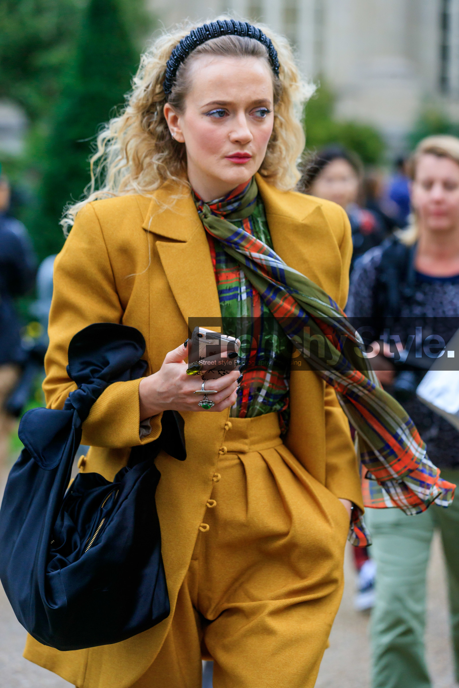 black headband, yellow jacket, yellow pants, yellow suits, carrot pants, high waist pants, lavalliere collar, green blouse, checked blouse, orange blouse, black bag, satin bag, hand bag, bottega veneta bag, pearl headband, fashion week, frenchystyle, FW, jonathan paciullo, street style, SPRING SUMMER 2020, SS 20, PFW, PARIS, vertical, atmosphere details, detail