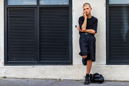 atmosphere details, black bag, black belt, black shoes, black shorts, black t shirt, fashion week, frenchystyle, full length, FW, horizontal, jonathan paciullo, leather shoes, MENSWEAR, PARIS, PFW, SPRING SUMMER 2017, SS 17, street style, tone on tone, total look black