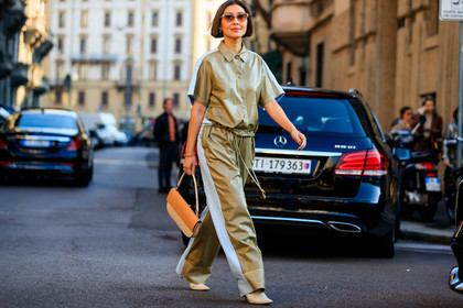 liz yu, kaki leather shirt, kaki leather pants, short sleeves shirt, jogging pants, light blue leather shirt, light blue leather pants, beige leather bag, hand bag, animal skin bag, beige sunglasses, butterfly sunglasses, fashion week, frenchystyle, FW, jonathan paciullo, street style, MFW, MILAN, AUTUMN WINTER 2020-2021, FALL WINTER 2020-2021, FW 20-21, horizontal, atmosphere details, full length