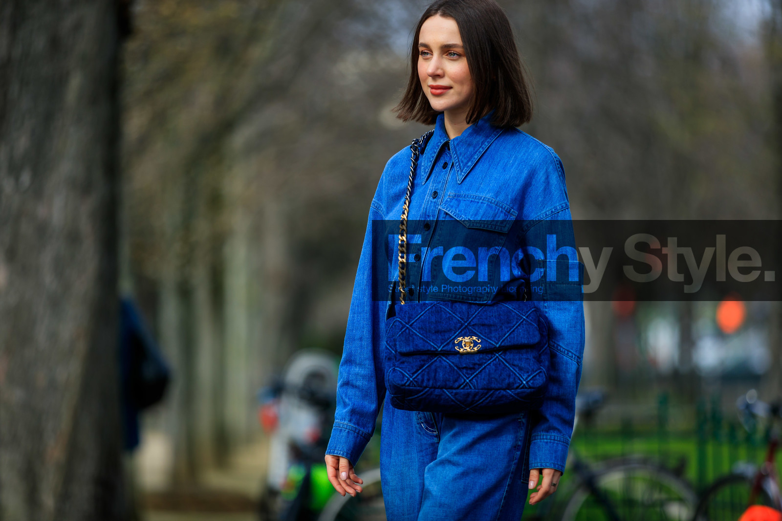 mary leest, denim, denim bag, denim jumpsuit, crossbody bag, quilted bag, big bag, chanel bag, long sleeves jumpsuit, denim total look, fashion week, frenchystyle, FW, jonathan paciullo, street style, PFW, PARIS, horizontal, atmosphere details, detail