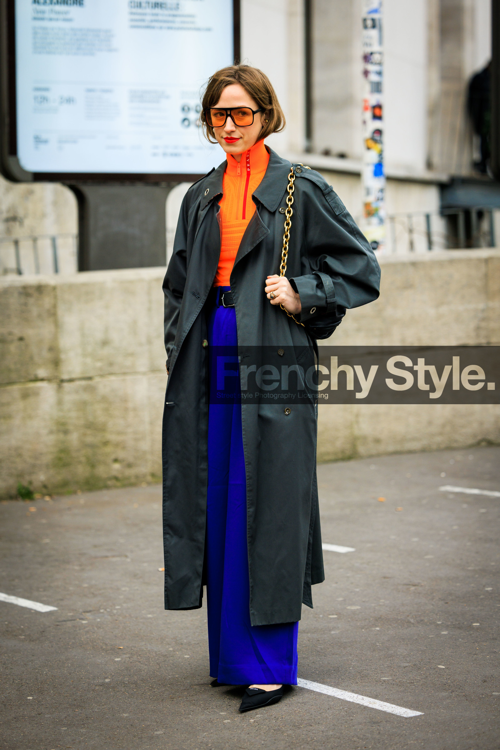 orange sunglasses, petrole trench, orange zipped top, orange turtleneck, blue trousers, highwaist pants, black belt, golden loops, black stilettos, fashion week, frenchystyle, FW, jonathan paciullo, street style, AUTUMN WINTER 2022-2023, FALL WINTER 2022_2023, FW 22-23, PFW, PARIS, vertical, full length, chain bag