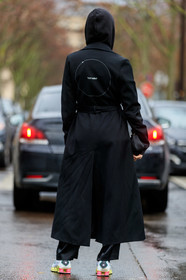 alexandra guerain, black hoodie, black trench coat, black pants, belted trench coat, off white trench coat, nike shoes, white sneakers, yellow sneakers, back details, fashion week, frenchystyle, FW, jonathan paciullo, street style, PFW, PARIS, vertical, full length