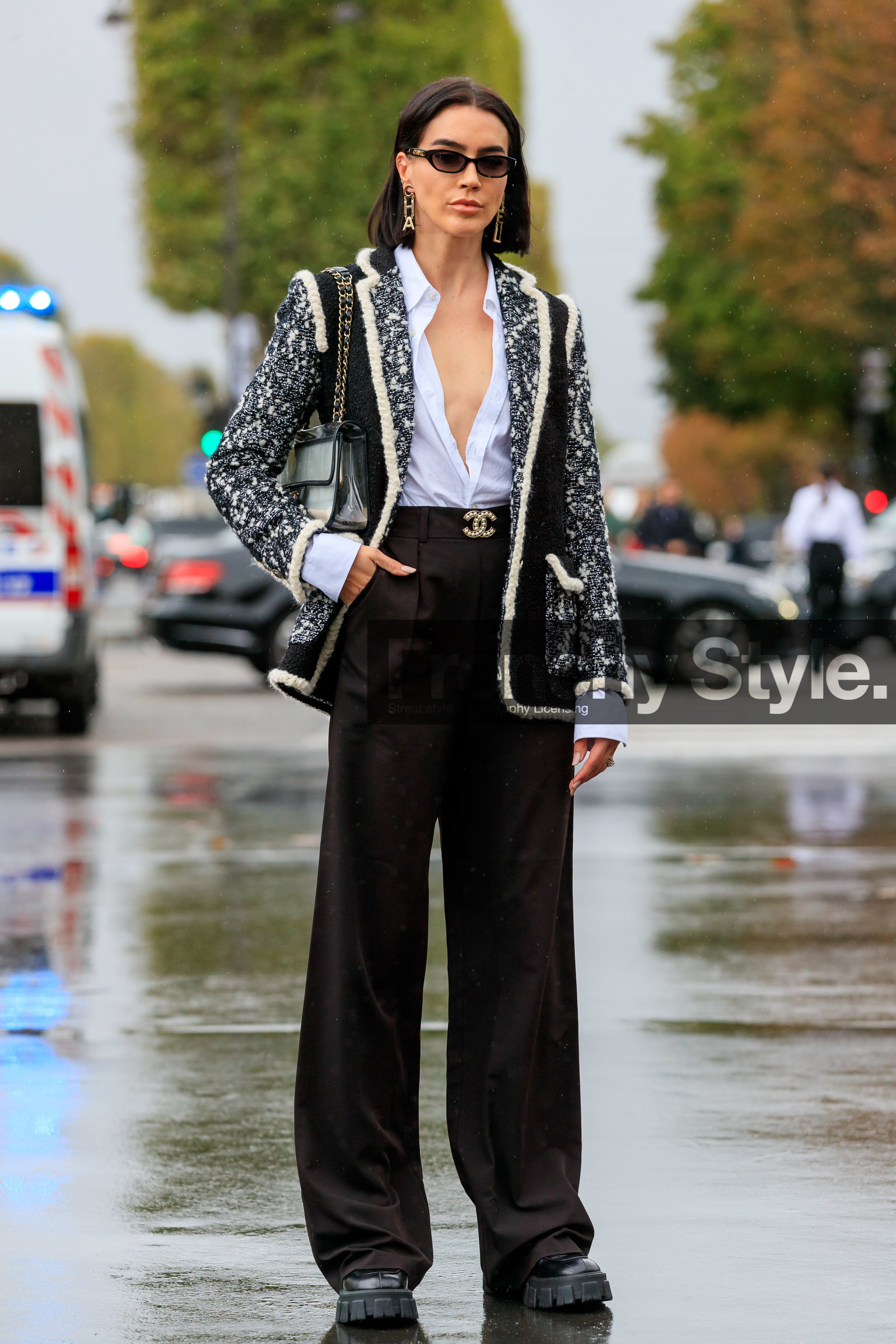 brittany xavier, chanel bag, chanel jacket, chanel earrings, chanel belt, chanel sunglasses, chanel total look, white shirt, low necked shirt, black jacket, white jacket, tweed jacket, golden earrings, letters earrings, dangling earrings, black pants, plastic bag, sheer bag, chain strap bag, loose pants, prada shoes, flare pants, PARIS, PFW, SPRING SUMMER 2020, SS 20, fashion week, frenchystyle, FW, jonathan paciullo, street style, vertical, full length