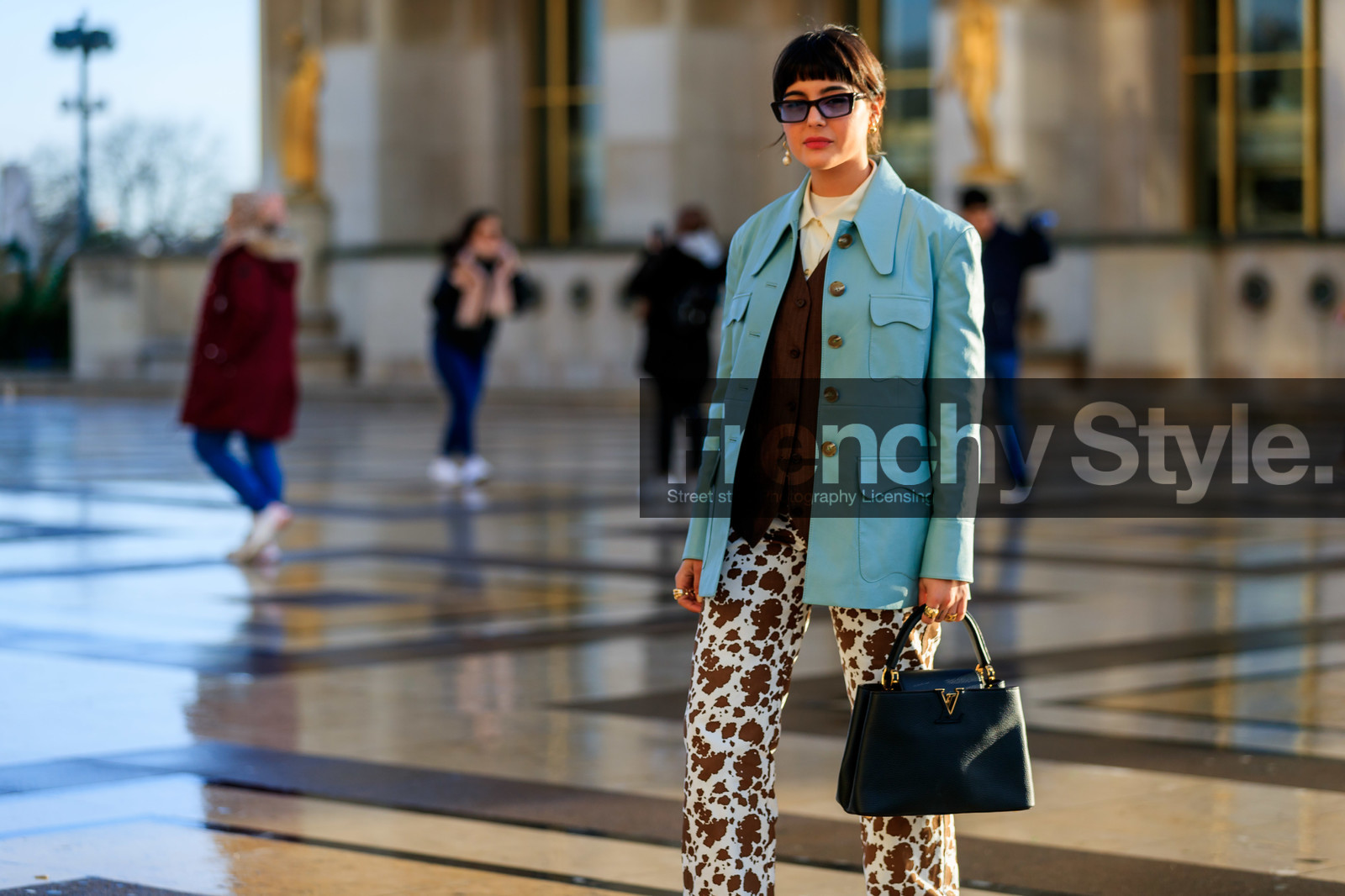 maria bernad, light blue jacket, brown jacket, white pullover, turtleneck pullover, striped jacket, white pants, brown pants, animal printed pants, bicolor pants, black leather bag, hand bag, louis vuitton bag, square shape glasses, blue sunglasses, fashion week, frenchystyle, FW, jonathan paciullo, street style, PFW, PARIS, AUTUMN WINTER 2020-2021, FALL WINTER 2020-2021, FW 20-21, horizontal, detail, atmosphere details