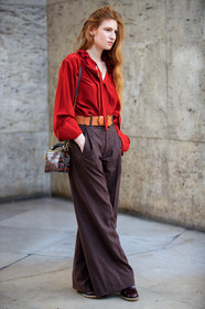 red blouse, brown pants, loose pants, lavalliere collar, camel leather belt, belted pants, brown leather bag, shoulder bag, animal skin bag, chloe bag, chloe blouse, chloe look, chloe pants, fashion week, frenchystyle, FW, jonathan paciullo, street style, PFW, PARIS, SPRING SUMMER 2021, SS 21, vertical, full length