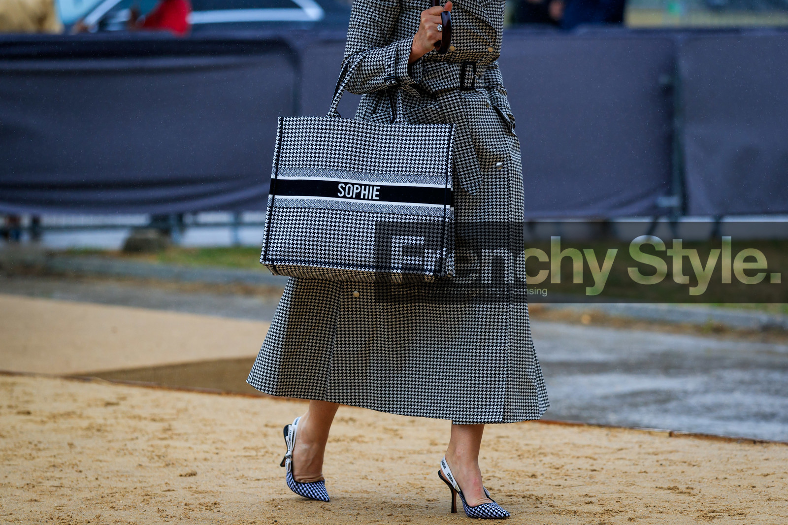close up detail, dior bag, dior jacket, dior shoes, shopping bag, black and white jacket, black and white shoes, black and white bag, sling back shoes, kitten heels shoes, houndstooth printed look, houndstooth printed kacjet, houndstooth printed bag, houndstooth printed shoes, fashion week, frenchystyle, FW, jonathan paciullo, street style, SPRING SUMMER 2020, SS 20, PFW, PARIS, horizontal, atmosphere details, detail